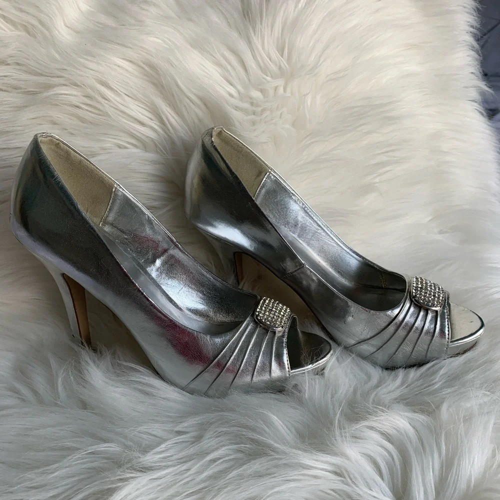 Lava•Elegant Silver Metallic Peep Toe Platform Pump-Size 7